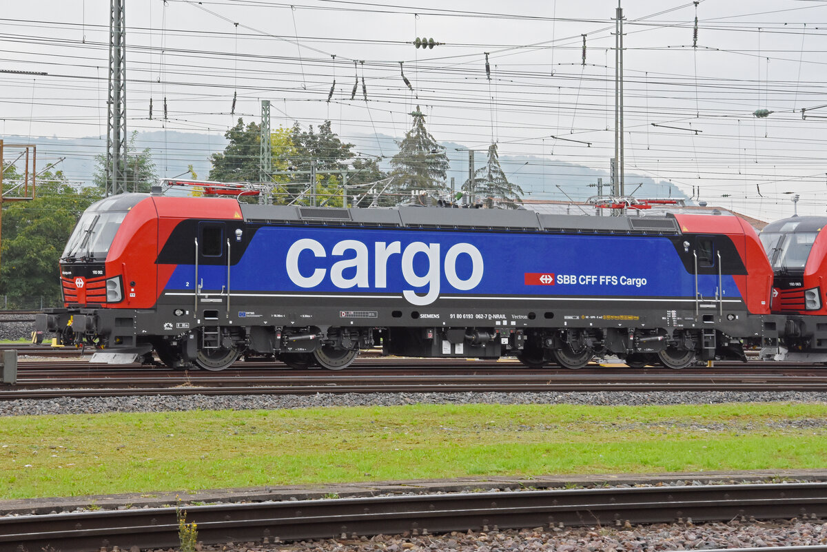 Fabrikneue Siemens Vectron 193 062-7 steht am 23.09.2024 auf einem Nebengleis beim badischen Bahnhof. Aufnahme Basel.