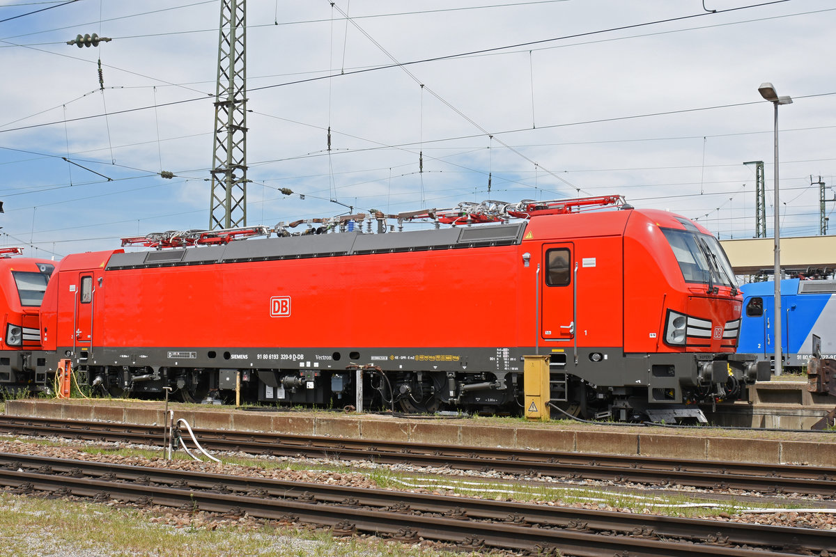 Fabrikneue Siemens Vectron der DB 193 320-9 steht auf einem Abstellgleis beim Badischen Bahnhof. Die Aufnahme stammt vom 14.07.2018.