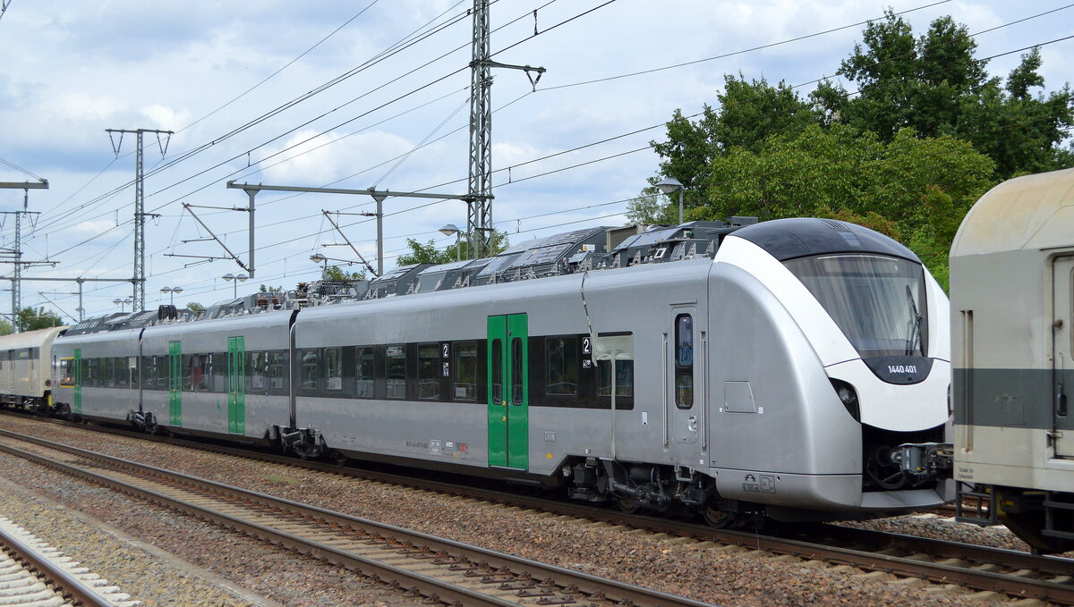 Fabrikneuer ALSTOM Transport Deutschland GmbH Coradia Continental Triebzug  1440 901/401  (NVR:  94 80 1440 401-6 D-ALHB________94 80 1440 901-5 D-ALHB ) am Haken von RailAdventure GmbH Lok  111 082  bei der Überführungsfahrt am 22.08.22 Durchfahrt Bahnhof Golm. 
