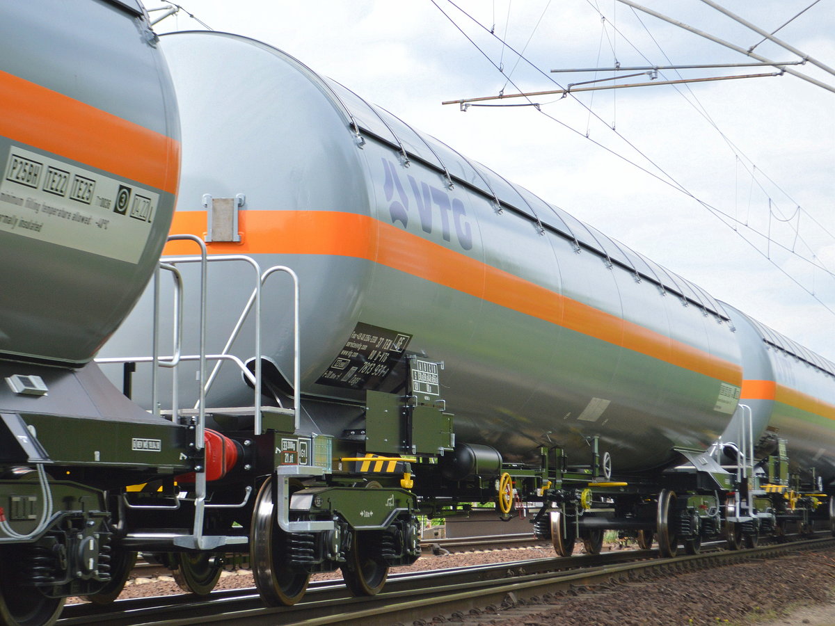 Fabrikneuer noch weitgehend unbenutzter Gasdruckkesselwagen mit Sonnendach vom Einsteller VTG mit der Nr. 37 TEN (GE) 80 D-VTG 7813 931-8 Zags in einem Ganzzug gleichartigen Wagen noch ohne UN-Nummerierung am 27.04.18 Berlin-Wuhlheide.  