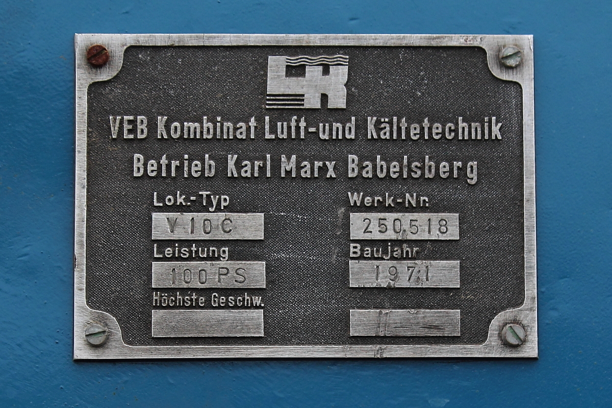 Fabrikschild der 630 mm Feldbahnlok des Ziegeleiparks Mildenberg beim 1. Märkischen Feldbahnfest am 10.05.2015.

