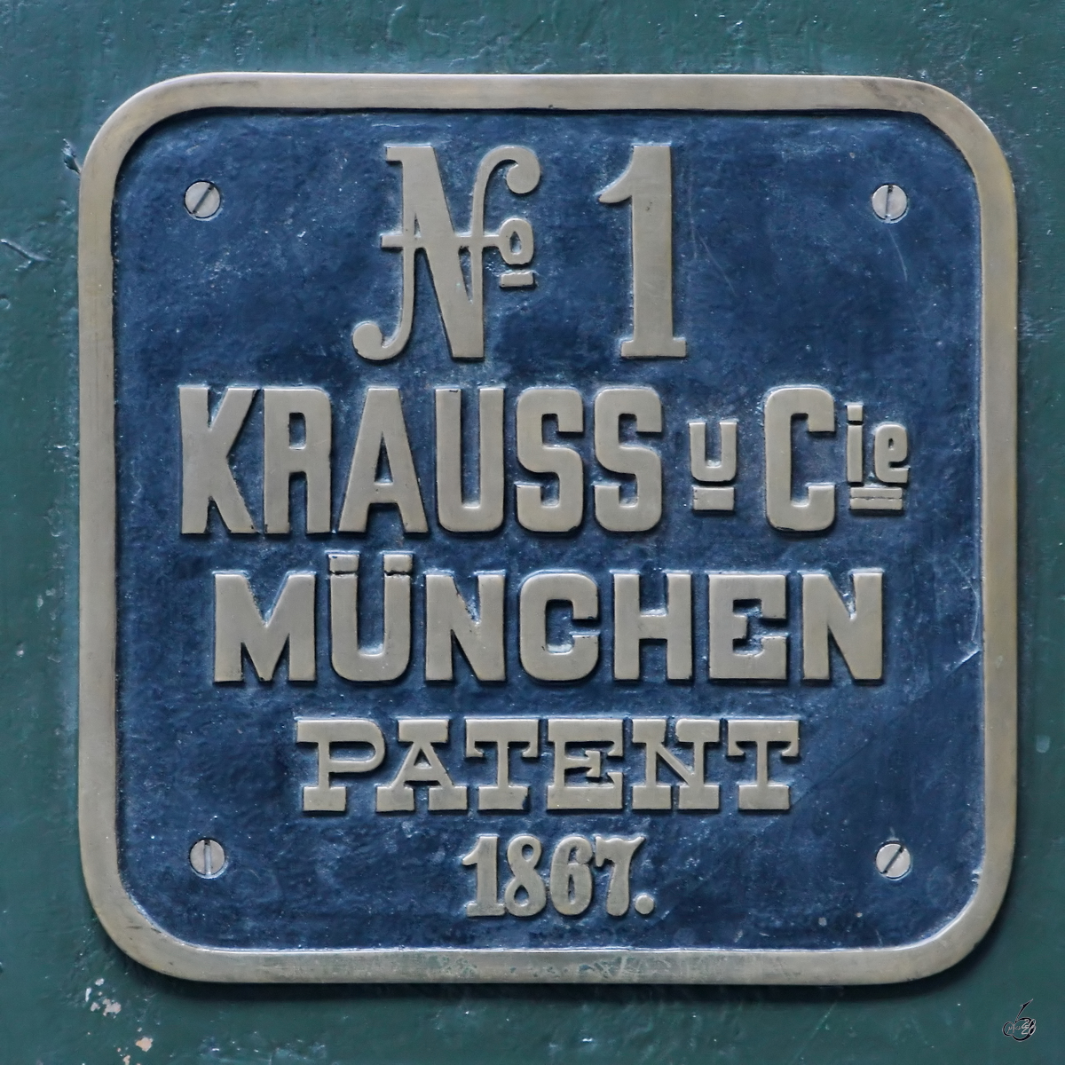 Fabrikschild an der ersten Lokomotive der Firma Krauss, welche den Namen  Landwührden  trägt. (Verkehrszentrum des Deutsches Museums München, August 2020) [Genehmigung liegt vor]