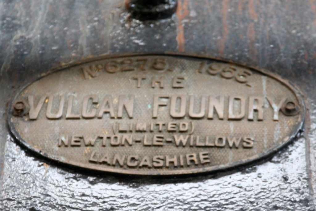 Fabrikschild an der JKNS 6-016 (ex NBR 16, 1'C1' h2, Hersteller: Vulcan Foundry / England, Baujahr: 1955, Fabr.Nr.: 6276) am Morgen des 15.Februar 2025 in der Werkstätte bei der Stesen Tanjung Aru. - Dass es sich hiebei um das zweite Fabrikschild der JKNS 6-015 (ex NBR 15, 1'C1' h2, Hersteller: Vulcan Foundry / England, Baujahr: 1955, Fabr.Nr.: 6275) handelt, dürfte hier niemanden stören.