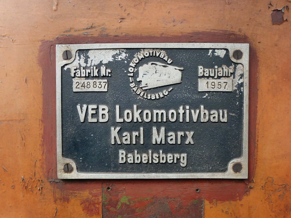Fabrikschild des Ns2f des Frankfurter Feldbahnmuseums, aufgenommen 01. September 2013. Eine der weitverbreitetsten Feldbahn-Dieselloks der DDR, gebaut von LKM Babelsberg.  
