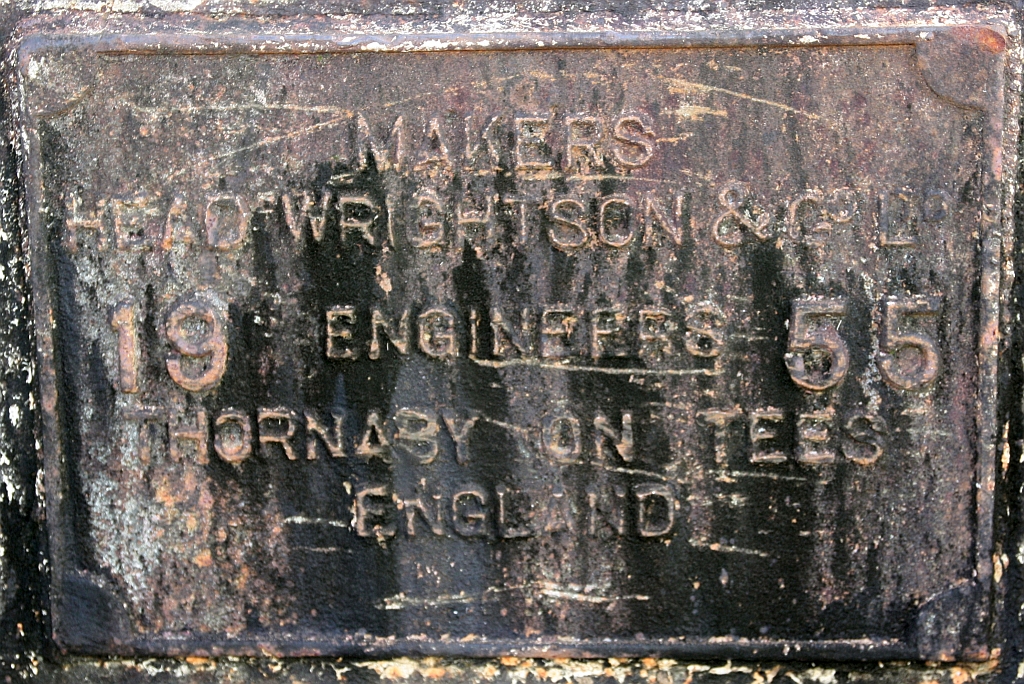 Fabrikschild des, ohne Anschriften am 10.Februar 2025 im Depot Beaufort stehenden JKNS Tiefladewagen (Hersteller: Head Wrightson & Co.Ltd. Engineers, Thornaby on Tees / England, Baujahr: 1955).