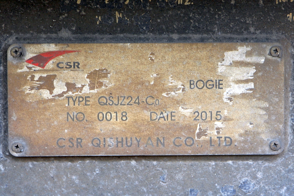 Fabrikschild eines der beiden Drehgestelle der Type QSJZ24-Co der CSR 5102, aufgenommen am 27.März 2025 im Locomotive Repair Shop Si Racha.
