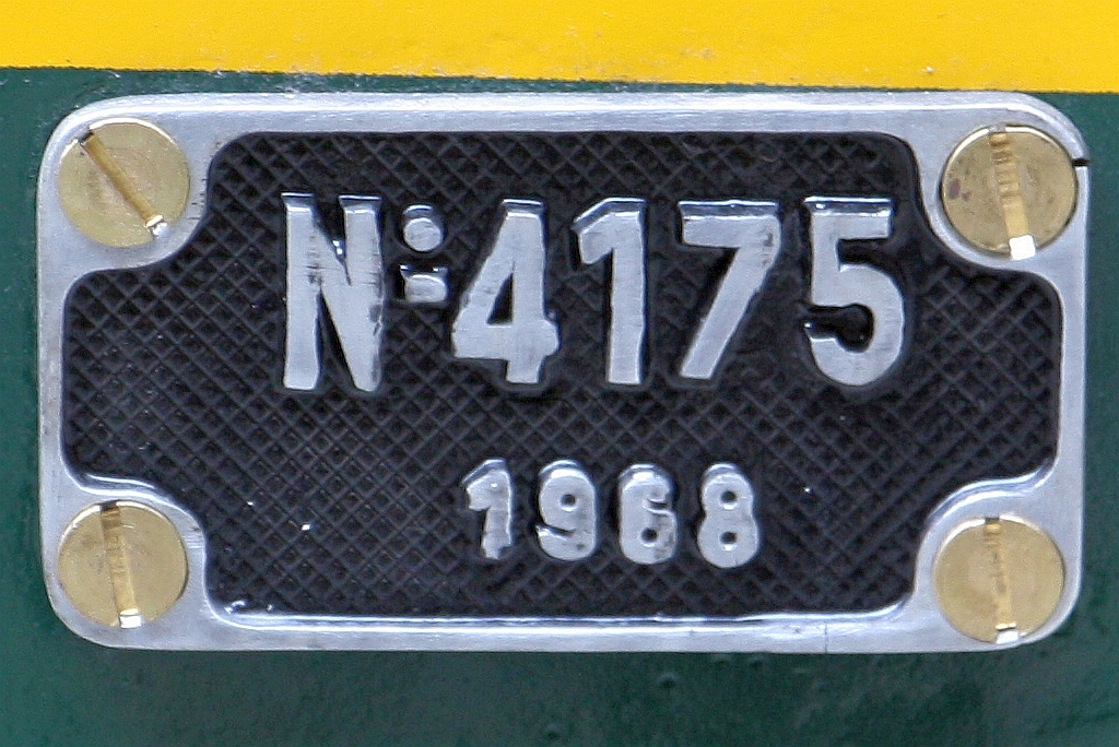 Fabrikschild der GTF / CFV3V 9008 (ex Kohlemine Monceau Fontaine Nr. 8, Hersteller: Cockerill Seraing / Belgien). - Die Lok war nie bei den SNCB wird aber wegen der Bauartgleichheit als 9008 bezeichnet. - Bild vom 25.Juli 2026 im Mus�e du Chemin de Fer � vapeur in Treignes.