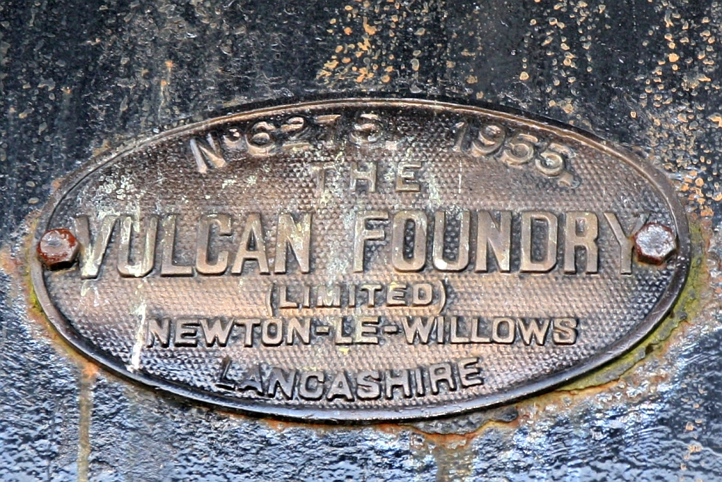 Fabrikschild der JKNS 6-015 (ex NBR 15, 1'C1' h2, Hersteller: Vulcan Foundry / England, Baujahr: 1955, Fabr.Nr.: 6275). - Bild vom 15.Februar 2025 in der Werkstätte bei der Stesen Tanjung Aru.