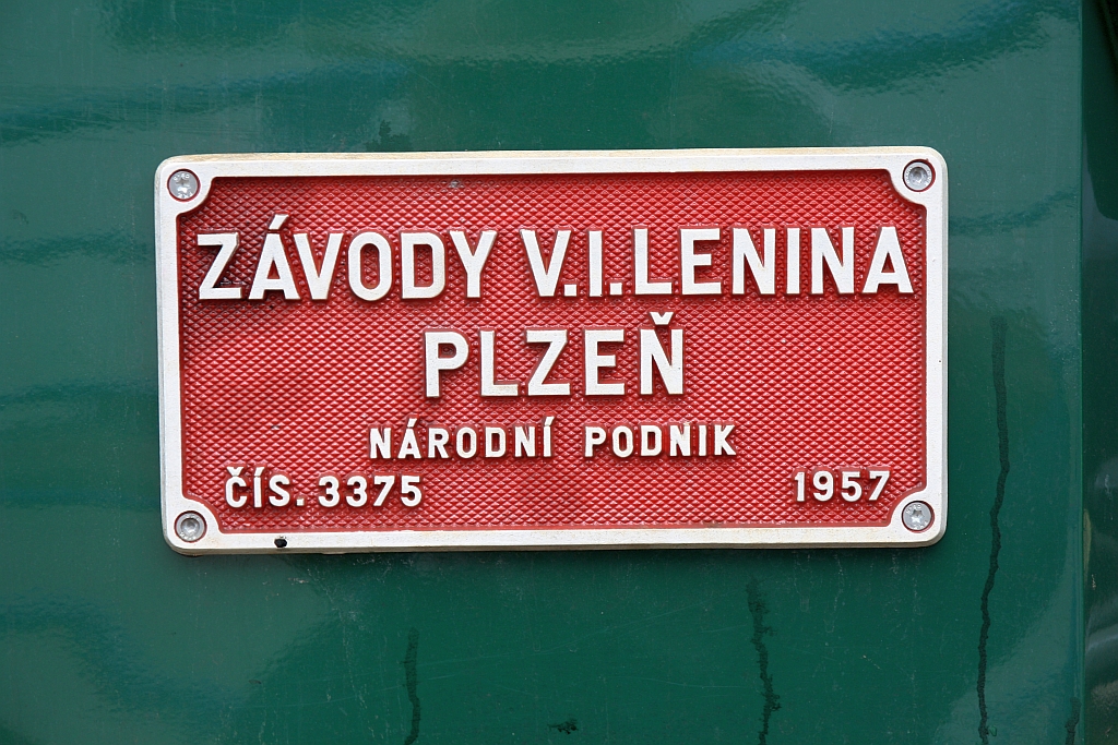 Fabriksschild der 2016 hauptausgebesserten CSD E422 0003 (CD 100 003-3, Skoda Pilsen, Baujahr 1957, Fabr.Nr. 3375, 1500V=), aufgenommen am 25.August 2018 im Bahnhof Tabor.