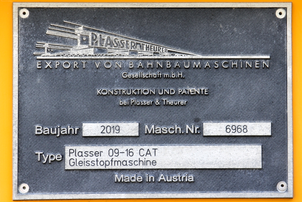 Fabriksschild der ARC betriebsnummernlosen kontinuierlich arbeitende 1-Schwellen-Stopfmaschine für Gleise (Hersteller: Plasser & Theurer, Type 09-16 CAT, Baujahr: 2019, Fab.Nr.: 6968) am 28.März 2023 in der Phitsanulok Station.