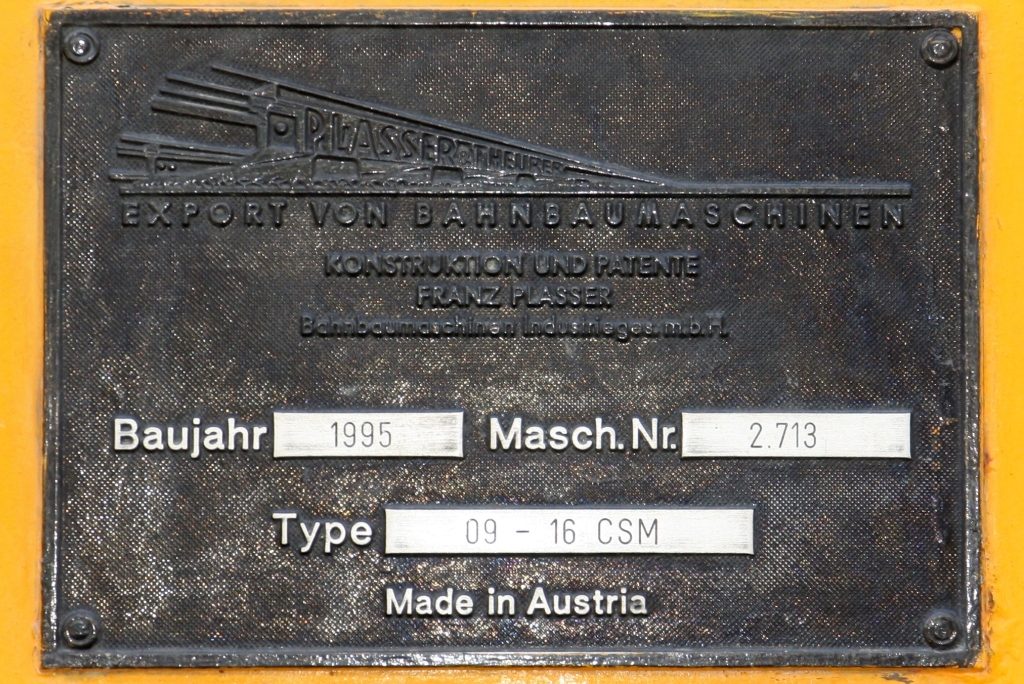 Fabriksschild der ARC TMP-01, eine Gleisstopfmaschine (Hersteller: Plasser & Theurer, Type 09-16.CSM, Baujahr: 1995, Fab.Nr.: 2.713), am 28.März 2023 in der Phitsanulok Station.