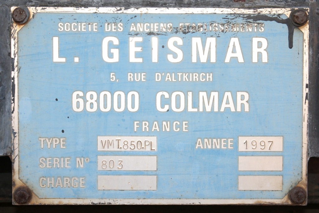 Fabriksschild des SRT รบน.029 (L.Geismar/Colmar-France; Type VMT.850.PL; Bauj. 1997; Fabr.Nr. 803), aufgenommen am 06.Dezember 2023 in der Surat Thani Station.