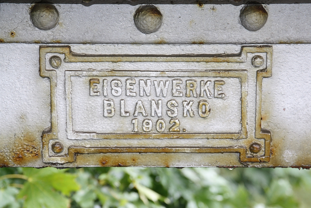 Fabriksschild der Fußgängerbrücke über den westlichen Ausfahrbereich des Bahnhof Strelice am 03.August 2019. 