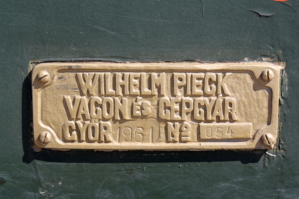 Fabriksschild der Mk48.2031 der Kirlyrti Erdei Vast, aufgenommen am 07.September 2013 im Bf. Kismaros.