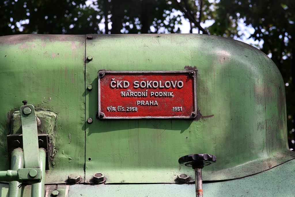 Fabriksschild der MPZ BS 80 U5, aufgenommen am 18.August 2018 in der MPZ-Haltestelle Zastavka u Brna.