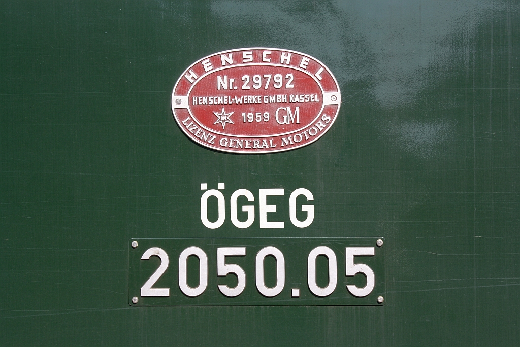 Fabriksschild der GEG 2050.05, aufgenommen am 31.August 2013 im Bf. Krems an der Donau.