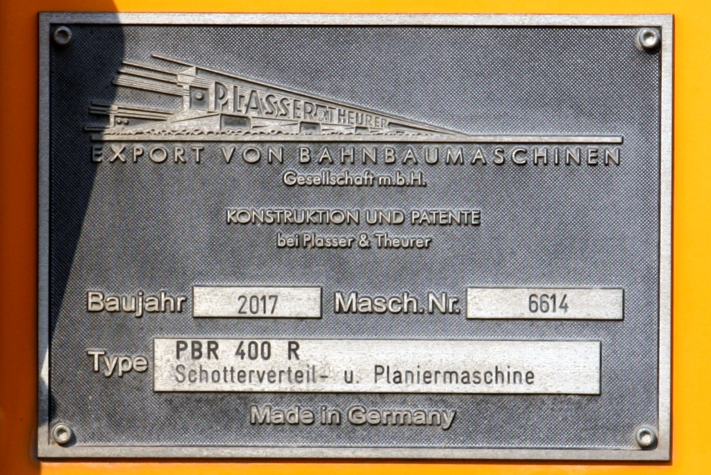 Fabriksschild der SRT กน.18 (กน.=BR./Ballast Regulator) eine Schotterverteil- und Planiermaschine. Bild vom 30.März 2023 in der Nakhon Sawan Station.