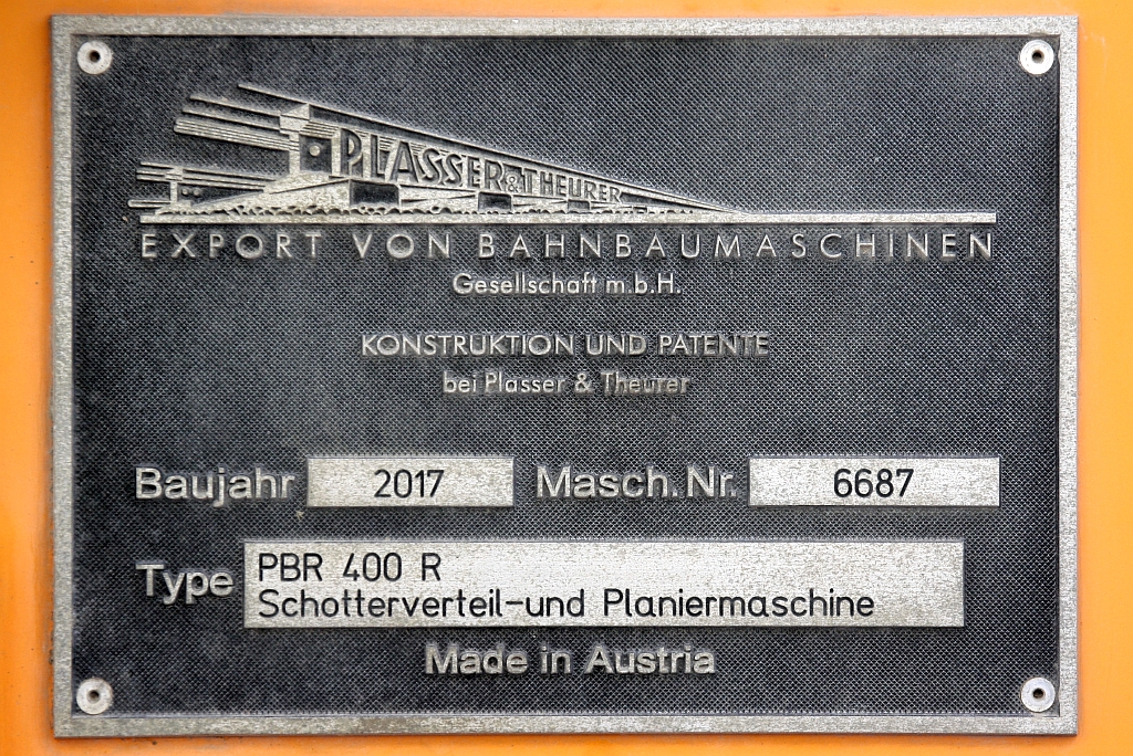 Fabriksschild der SRT กน.19 (กน.=BR./Ballast Regulator) eine Schotterverteil- und Planiermaschine der Type PBR-400R. - Bild vom 05.Dezember 2024 in der Chachoengsao Junction.