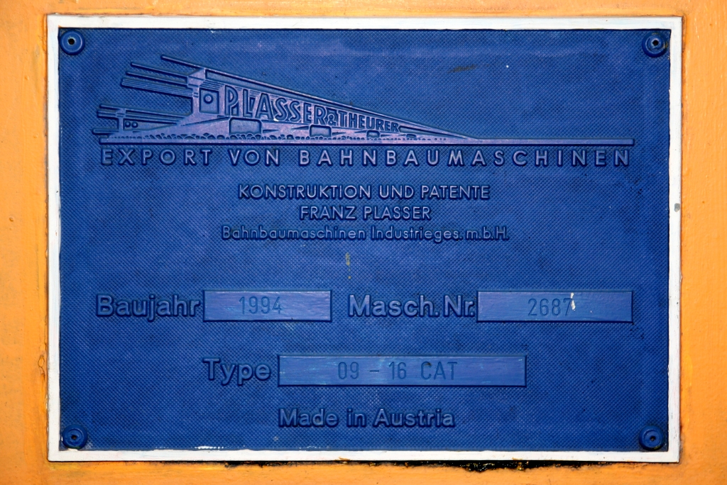 Fabriksschild der SRT อน.7 (อน.=TM./Tamping Machine) eine Gleisstopfmaschine (Hersteller: Plasser & Theurer, Type 09-16.CAT, Baujahr: 1994, Fab.Nr.: 2687) aufgenommen am 15.Mai 2018 in Hua Lamphong.