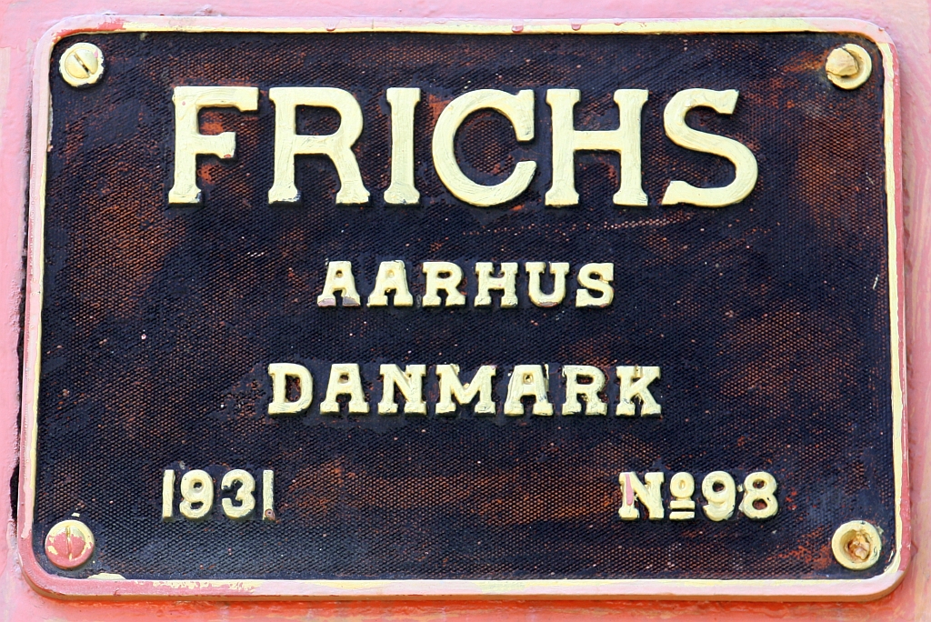Fabriksschild der SRT 555 (2'Do2', de, Frichs Aarhus/Dänemark, Bj. 1931, Fab.Nr. 98). - Bild vom 08.Dezember 2023.