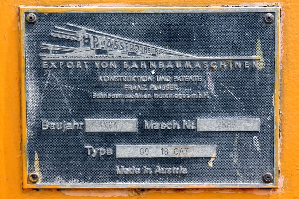 Fabriksschild der SRT Gleisstopfmaschine อน.10 (อน.=TM./Tamping Machine), aufgenommen am 07.Dezember 2023 in der Surat Thani Station.