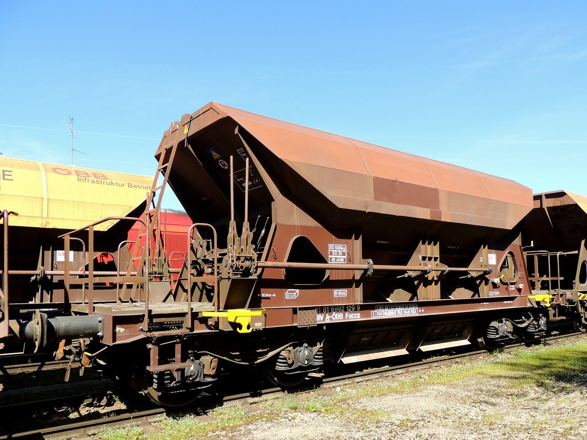 Faccs (31 81 699 2129-9) wird hauptsächlich zum Transport von Gleisschotter verwendet, Bhf. Ried; 180420