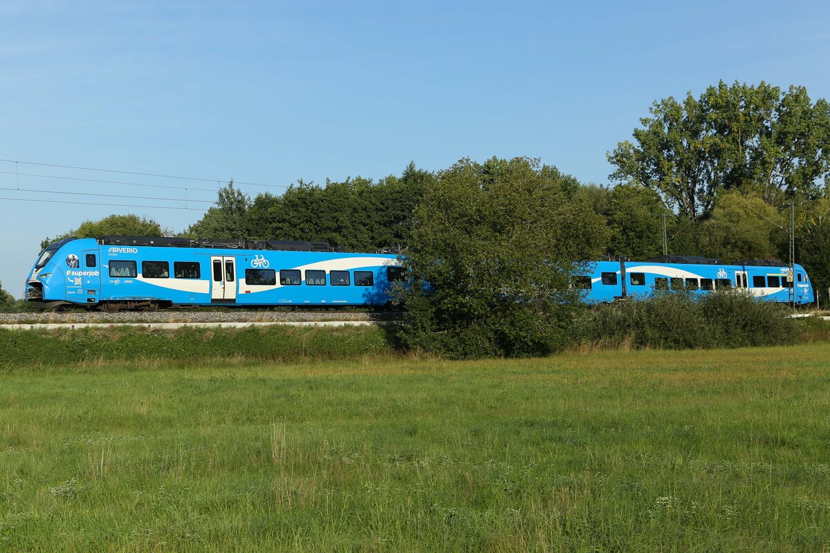 Fachkräfte werden gesucht, zb auf 2463 031 mit Lokführer Foto als Werbung gesehen am 20.8.25 bei Muhr am See.