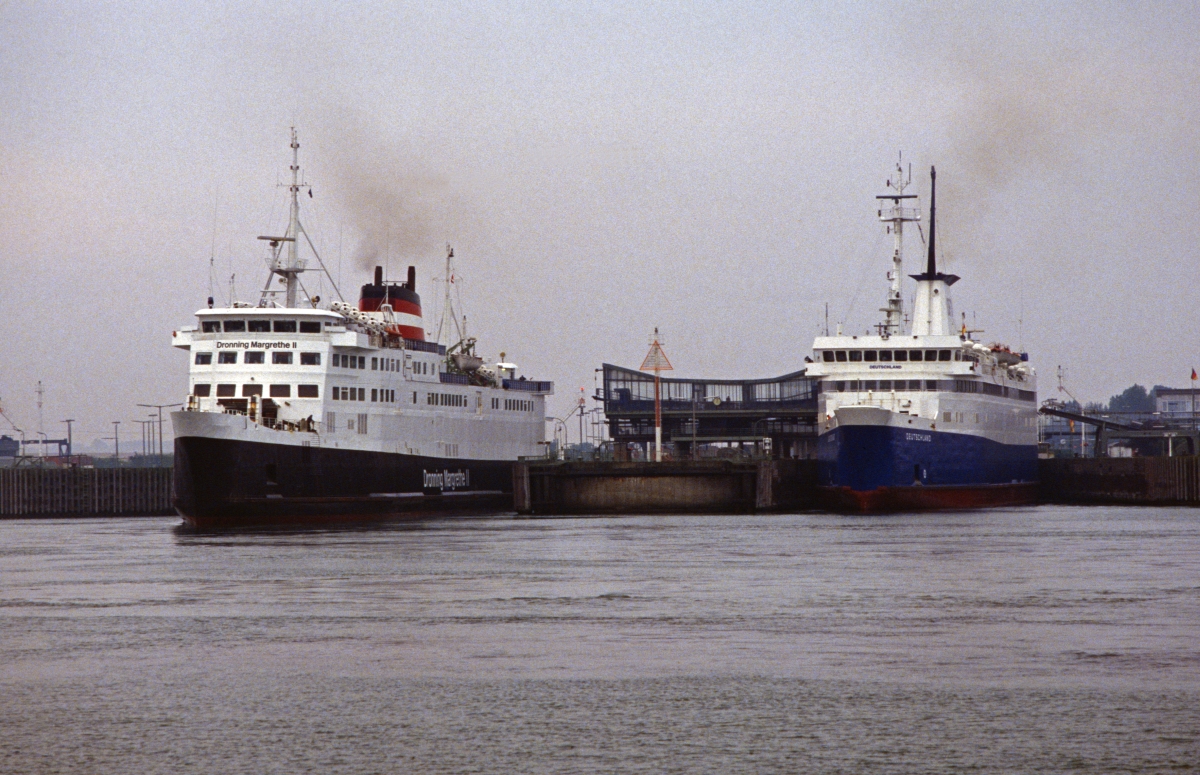 Fährschiffe  Dronning Margarethe II  (DSB) und  Deutschland  (DB) in Puttgarden (3.8.1993).