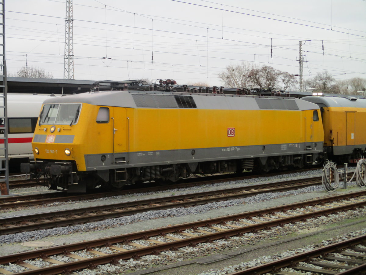 Fällt sofort ins Auge:die gelbe 120 160,von DB Systemtechnik,die am 06.Februar 2020,in Stralsund stand.