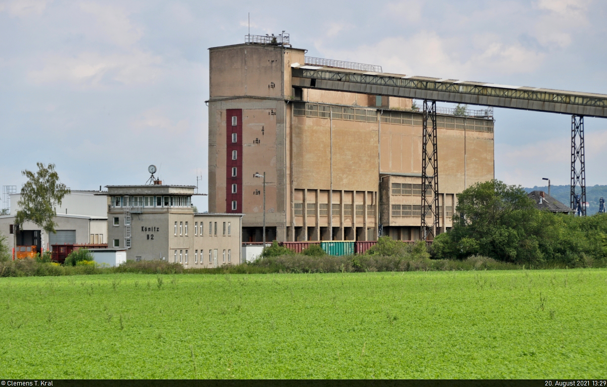 Fahrdienstleiter-Stellwerk  B2  der Relais-Bauart GS II DR und Erzverladebunker des etwa zwei Kilometer entfernten Großtagebau Kamsdorf im Bahnhof Könitz(Thür).

🚩 Bahnstrecke Leipzig–Probstzella (KBS 555)
🕓 20.8.2021 | 13:29 Uhr