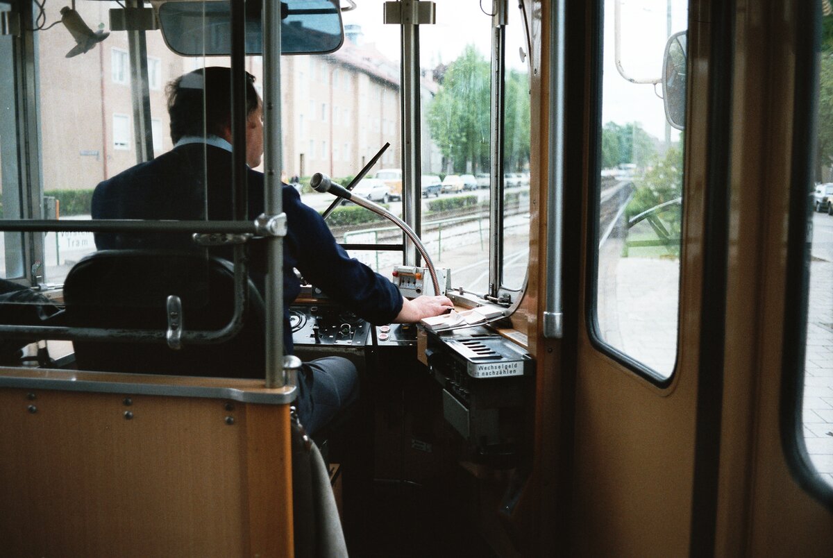 Fahrer eines M�nchener Stra�enbahnwagens (Typ M?) auf seinem Weg durch die Stadt (Sommer 1984)