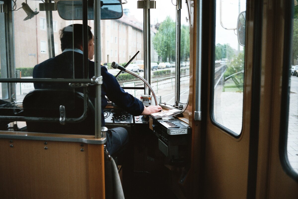 Fahrer einer Münchener Straßenbahn (Sommer 1984) auf seinem Weg durch die Stadt