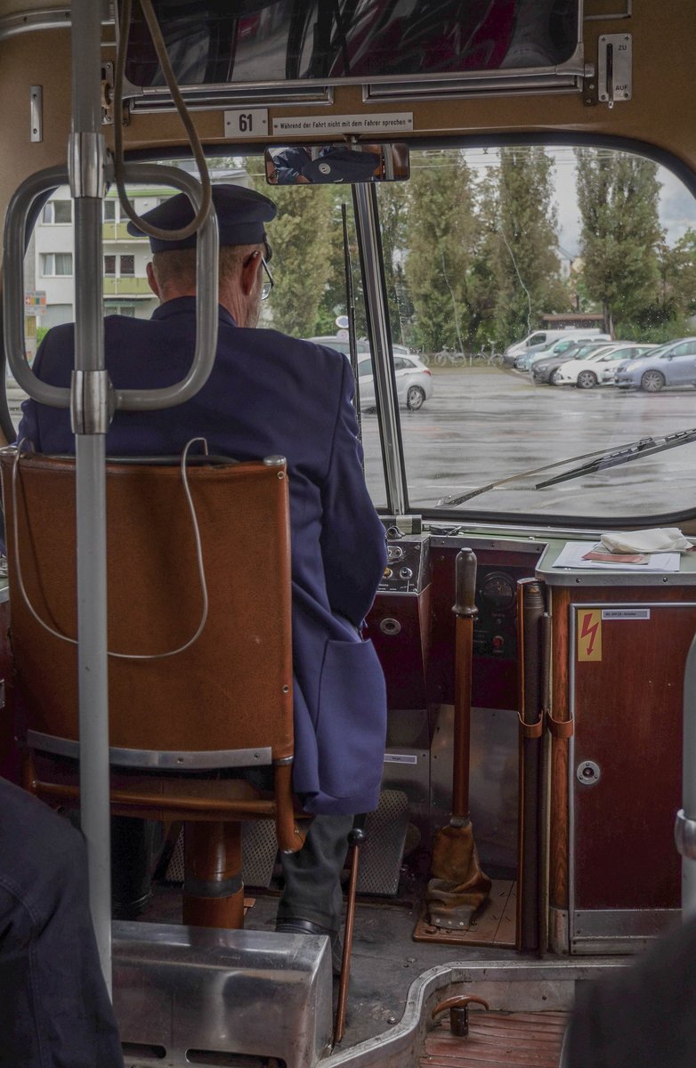Fahrerplatz des Lohner TW 61 bei der Ausfahrt aus dem Gelände des Stubaitalbahnhofes in Wilten.

Innsbruck, 17.September.2016