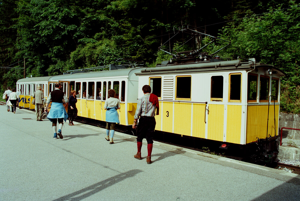 Fahrgäste und ein Zug der Wendelsteinbahn mit Zahnradlok Nr.3 vor der Bergfahrt auf den Wendelstein, Talbahnhof Brannenburg-Waching. Sommer 1984 