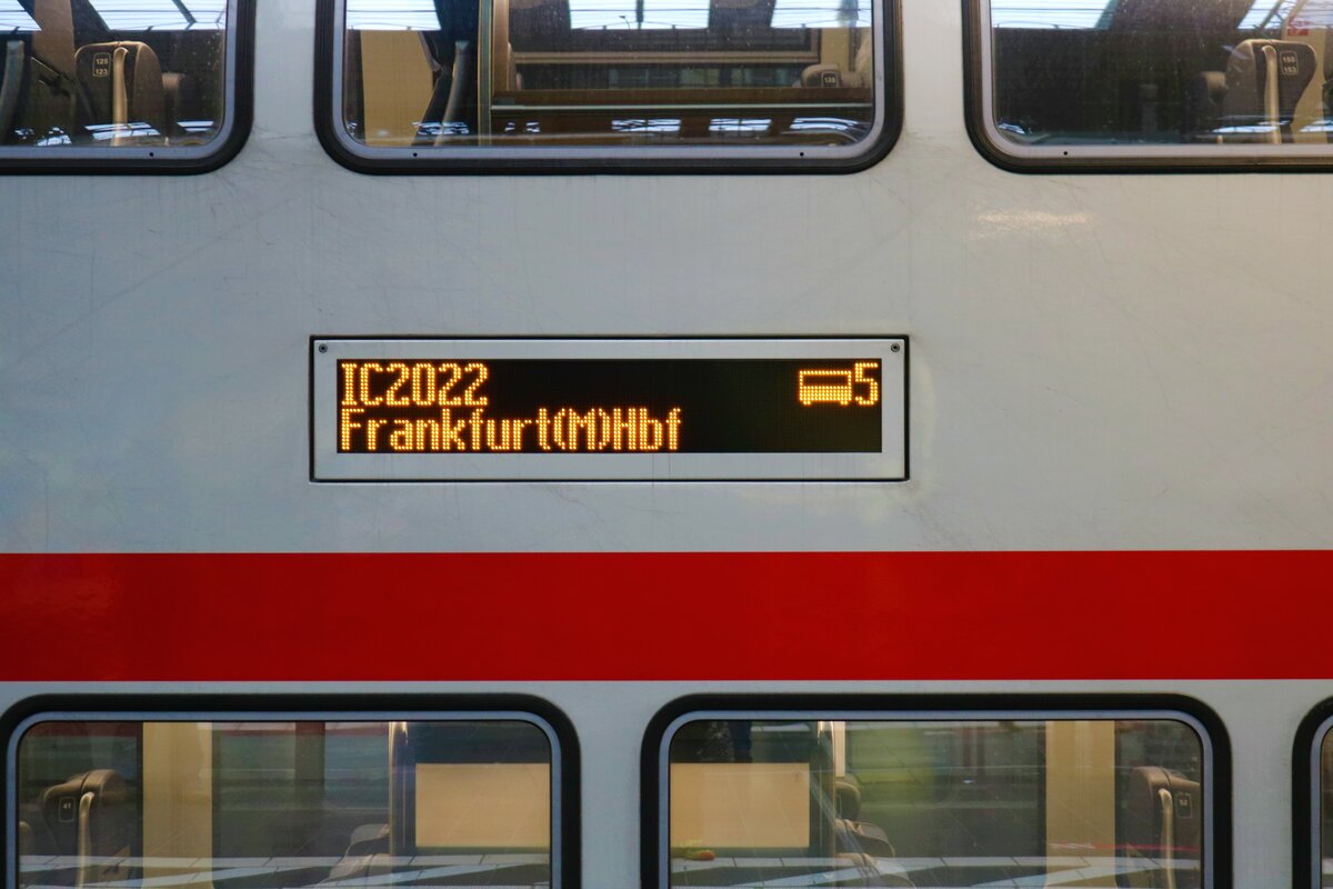 Fahrgastanzeige an DB Fernverkehr Bombardier Doppelstockgarnitur am 02.12.22 in Frankfurt am Main Hbf