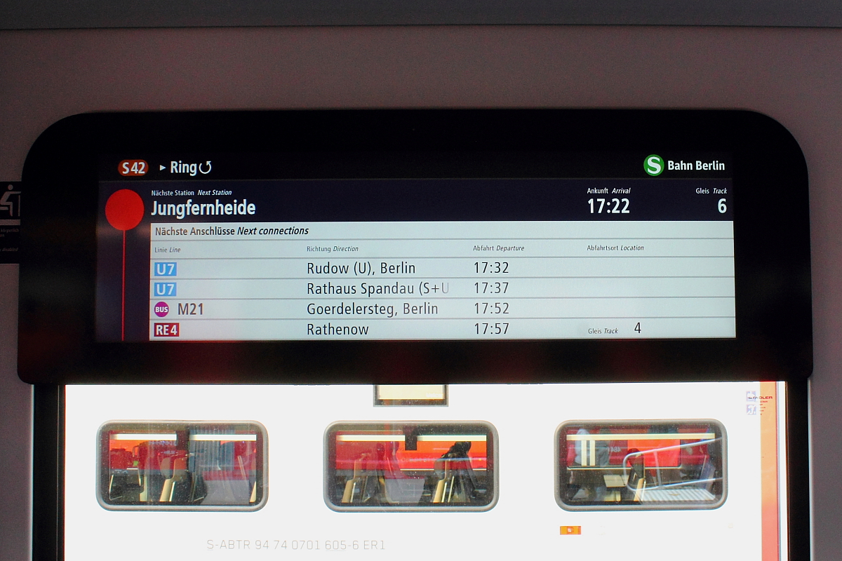 Fahrgastinformationdisplay der neuen Berliner S-Bahn der BR 484.
So gesehen auf der InnoTrans am 22.09 2018 in Berlin.
