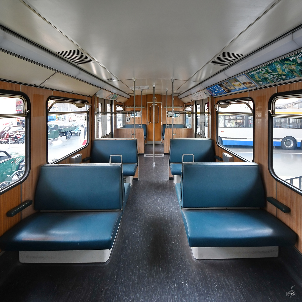 Fahrgastraum in einem der ersten Münchener U-Bahnwagen aus dem Jahr 1967. (Verkehrszentrum des Deutsches Museums München, August 2020) [Genehmigung liegt vor]