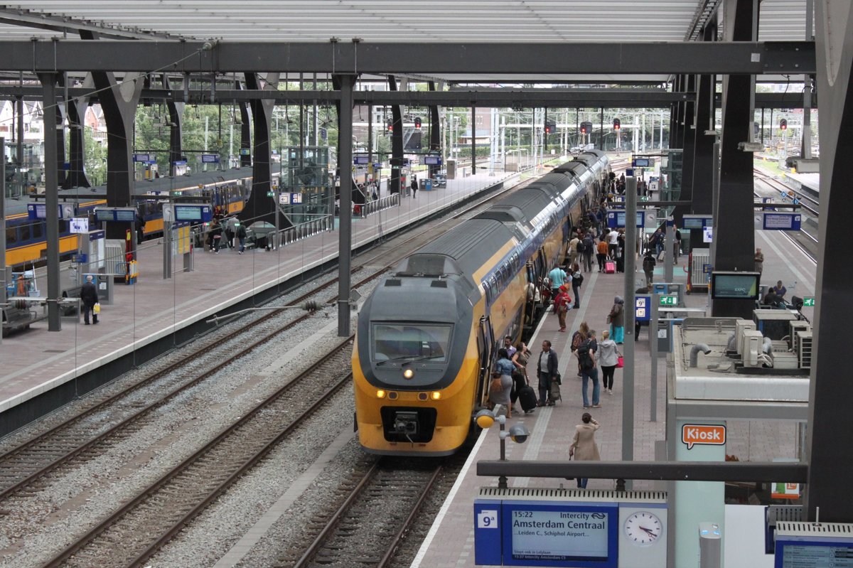 Fahrgastwechsel bei einem IC nach Amsterdam am 08.08.2016 in Rotterdam Centraal.