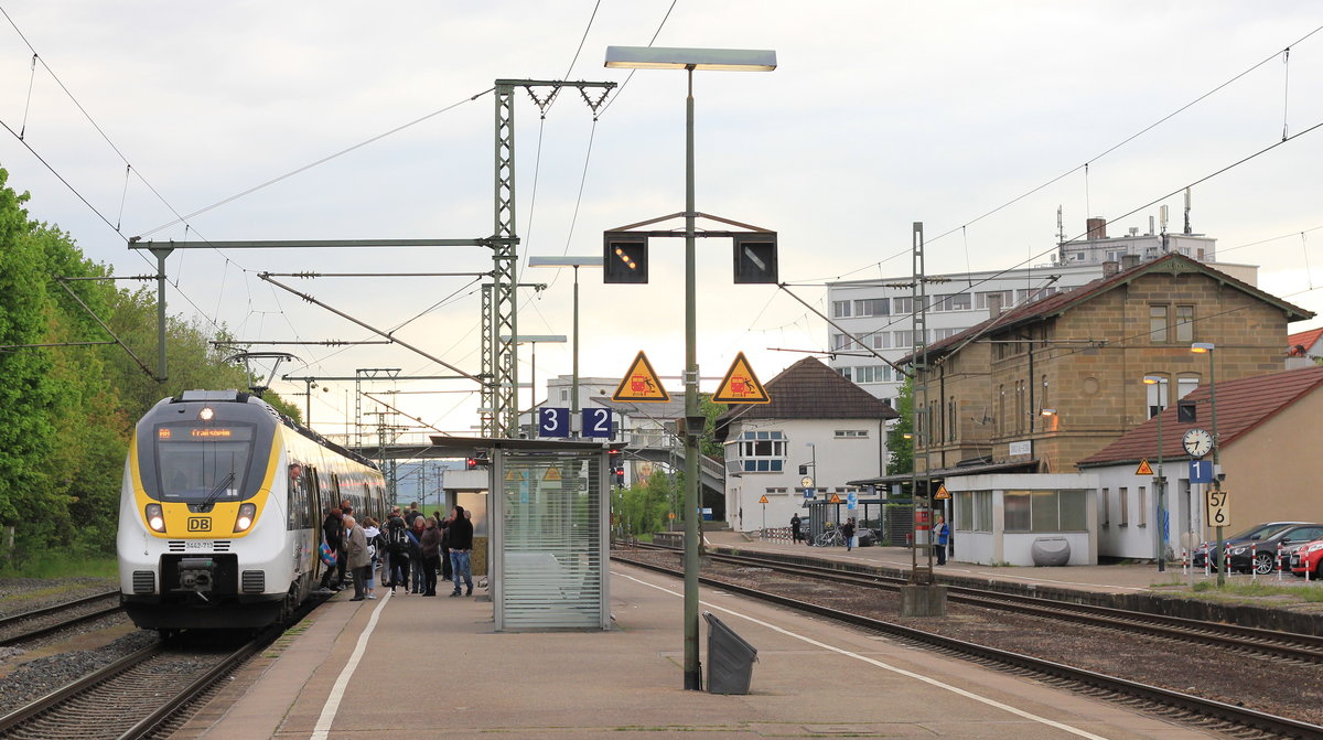 Fahrgastwechsel der RB Stuttgart-Crailsheim, welche am 03.05.2019 von 442 713 bedient wurde. 
