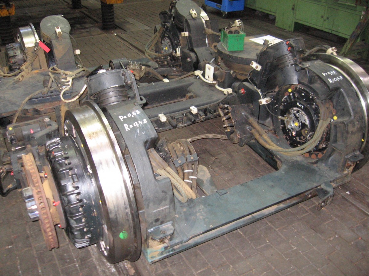 Fahrgestell (kein Drehgestell) einer Frankfurter (Main) Tram. Das Fahrzeug vom Typ R war der erste 100% Niederflurwagen in FFM. Motoren und Bremsscheiben an den Radauenseiten. Der aktuelle Bestand dieses Siemens/Duewag Fahrzeuges betrgt 38 Stck.
Als Fahrgast kann ich sagen die Fahrgerusche ber Weichen und Kreuzungen sind extrem hoch. Gesehen am Tag der offenen Tr in der VGF Zentralwerkstatt.