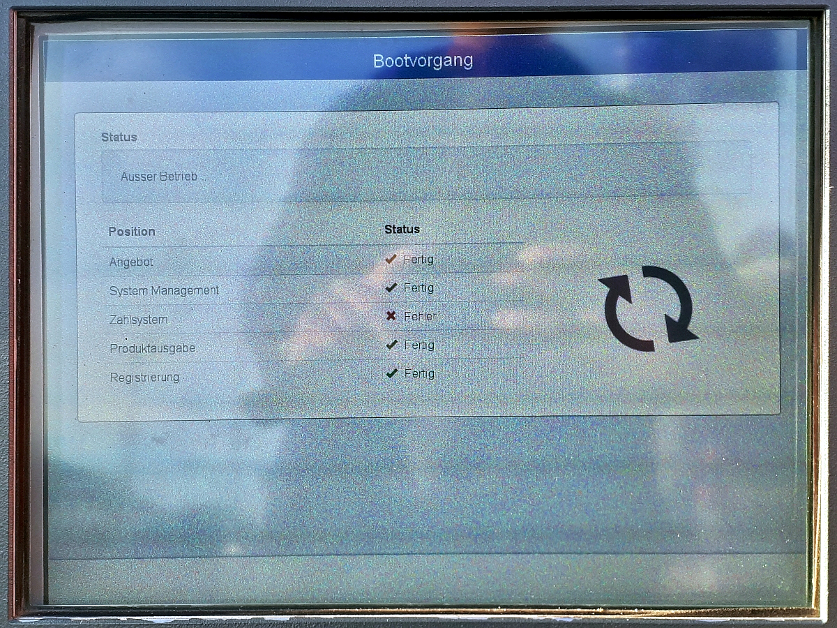 Fahrkartenautomat beim Bootvorgang
Auf dem inzwischen wieder abgebauten Interimsbahnsteig Halle(Saale)Hbf Gl. 13a hatte ein Automat der Abellio Rail Mitteldeutschland GmbH offenbar Probleme mit dem Zahlsystem und war daher nicht nutzbar.
(Smartphone-Aufnahme)
[26.10.2019 | 16:23 Uhr]