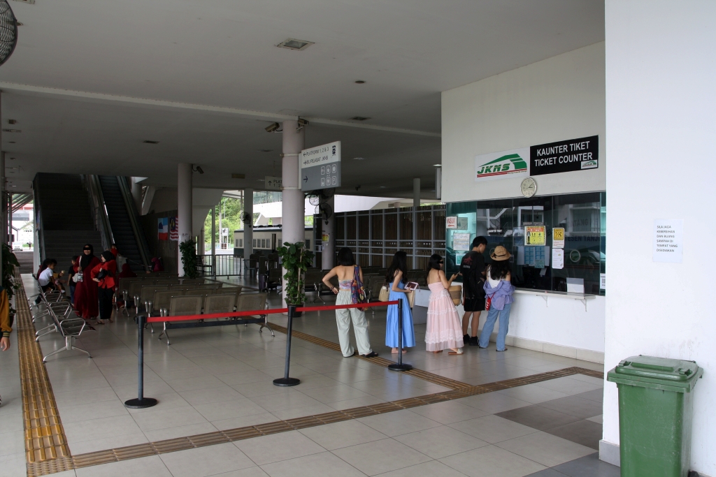 Fahrkartenschalter und Wartebereich der neuen und am 21.Februar 2011 in Betrieb genommenen JKNS Stesen Tanjung Aru am 08.Februar 2025.