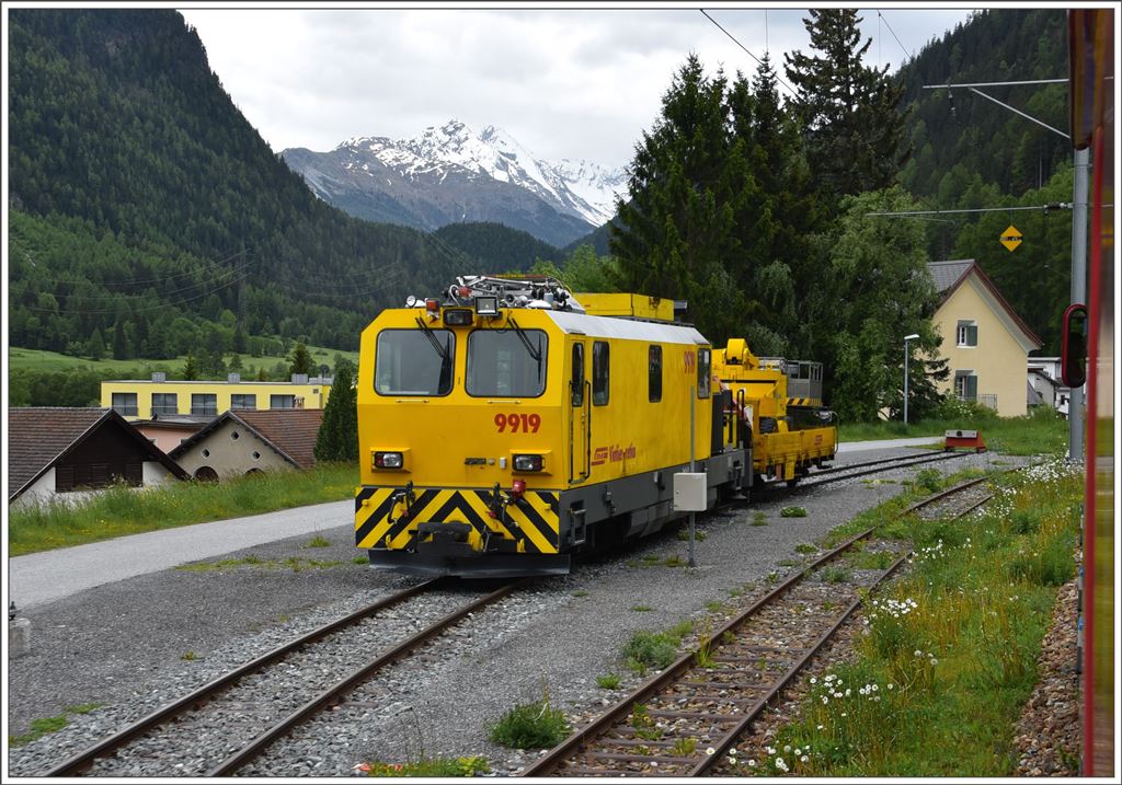 Fahrleitungsfahrzeug 9919 in Susch. (08.06.2016)