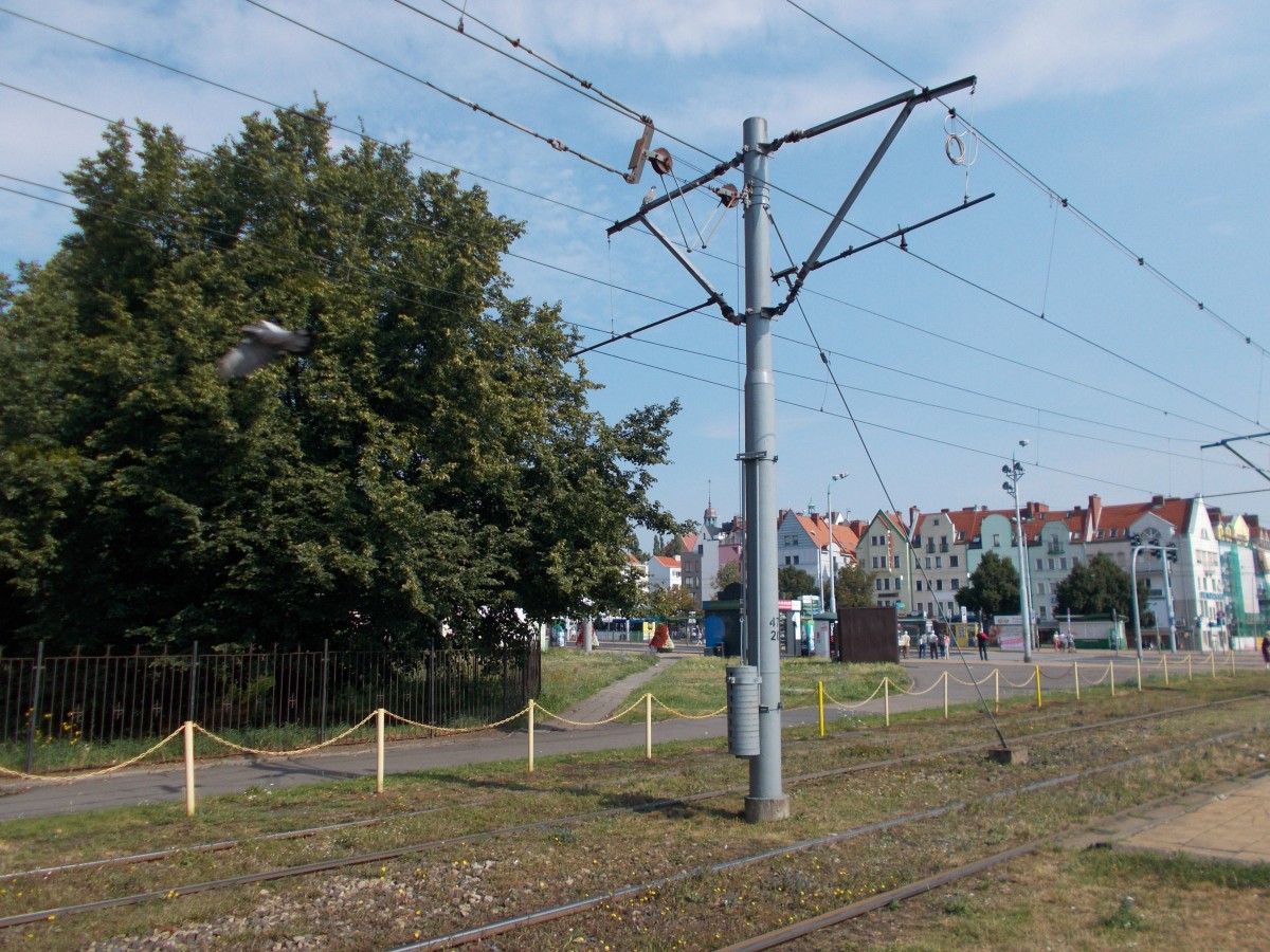 Fahrleitungsmast mit zwei Auslegern und Abspannvorrichtung,am 16.August 2015,an der Haltestelle Wyszynskiego bei der Straßenbahn in Szczecin.