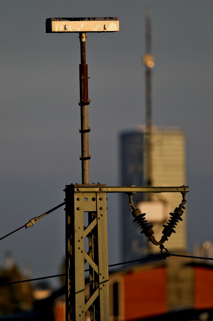 Fahrleitungsmast/Beleuchtungslampe im Rbf München Nord /Allach Untermenzing vor dem O2-Gebäude.Photo vom 27.9.2014