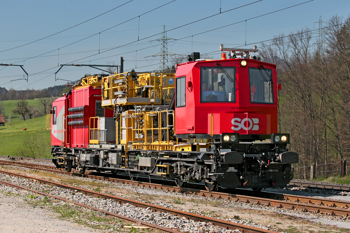 Fahrleitungsmontagefahrzeug MPV  Big John  MPV 99 85 9131 005-2 fährt in den Bahnhof Kaltbrunn rein.Bild vom 9.4.2015