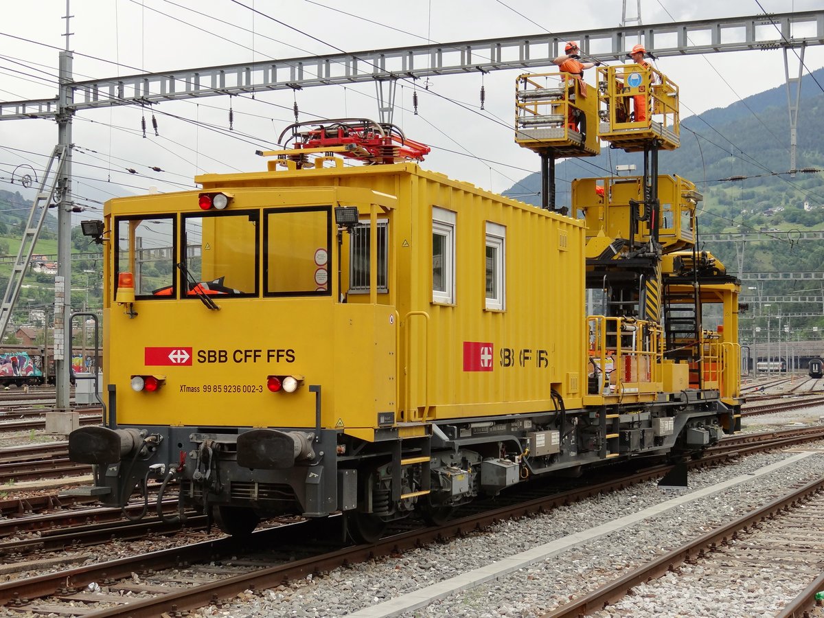 Fahrleitungsmontagefahrzeug XTmass 99 85 9236 002-3 im Bf. Brig - 08-06-2016