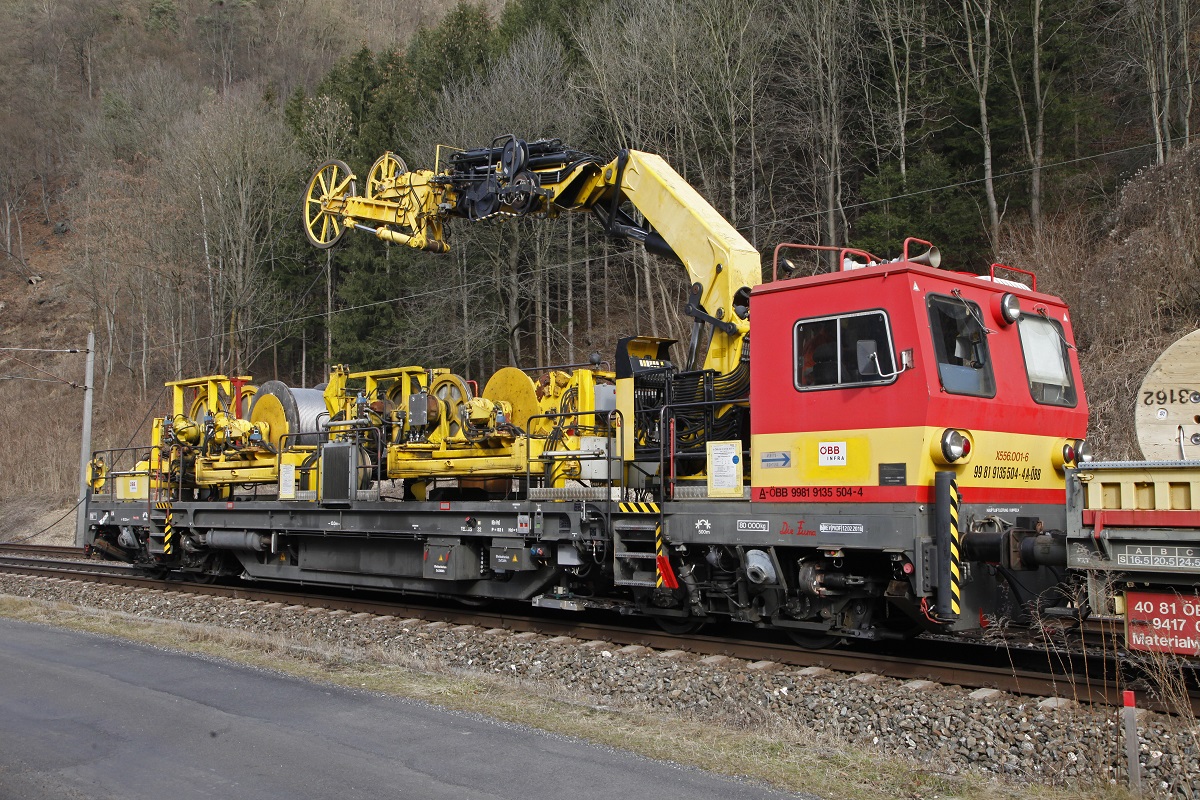 Fahrleitungsmontierwagen X556 001 zwischen Bruck an der Mur und Pernegg am 2.03.2016. Dieses Fahrzeug wird beim Neubau von Fahrleitungsanlagen eingesetzt.