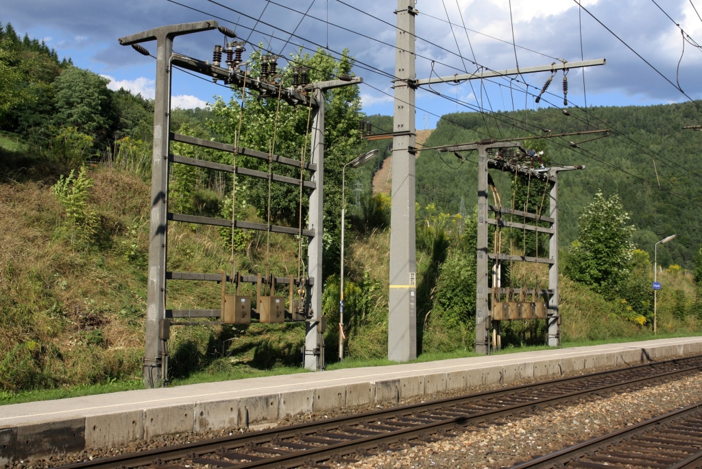Fahrleitungsschaltgerüst in der Haltestelle Schlöglmühl am 18.August 2019.