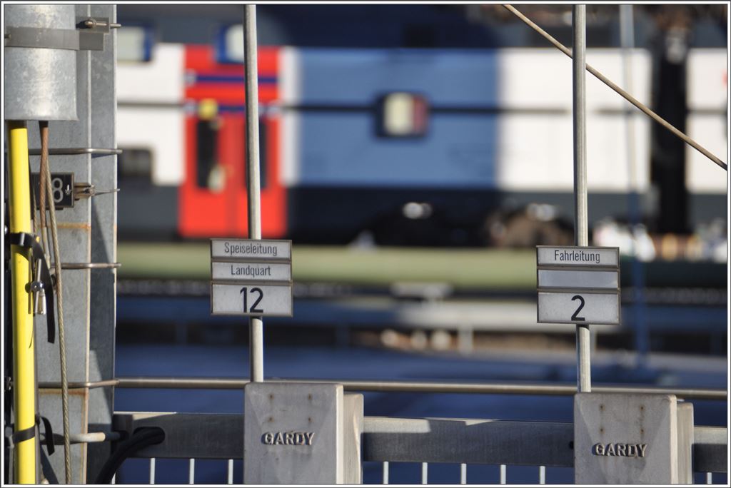 Fahrleitungsschaltposten der RhB in Untervaz-Trimmis. Im Hintergrund fährt soeben ein 511er der SBB durch. (05.01.2016)